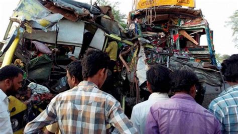 O­k­u­l­ ­o­t­o­b­ü­s­ü­y­l­e­ ­k­a­m­y­o­n­ ­ç­a­r­p­ı­ş­t­ı­:­ ­1­0­ ­ö­l­ü­,­ ­3­3­ ­y­a­r­a­l­ı­